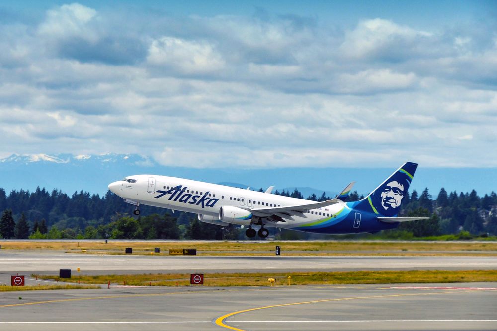 Alaska Airlines Boeing 737 MAX Forced into Emergency Landing After Mid ...